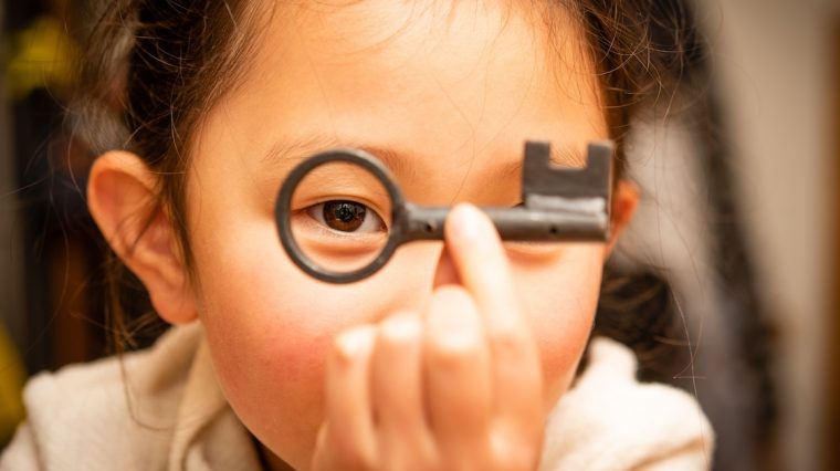 鍵を持って見つめる子供