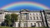 日本銀行ビルの上に虹が架かっている